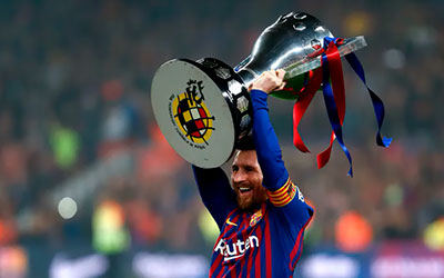 Messi levantando trofeo