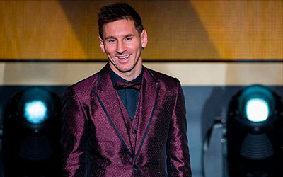 Leo Messi con traje rojo