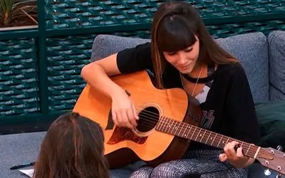 Idea de Funko de Aitana con una guitarra
