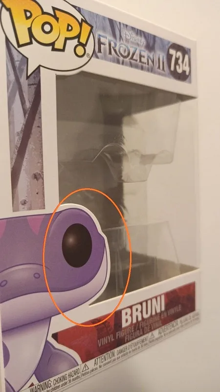 Detalle del borde del plástico de la ventana de la caja de un Funko Pop