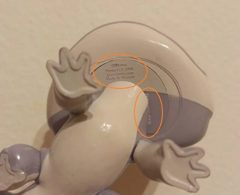 Número de serie impreso en la base de la figura de un Funko Pop